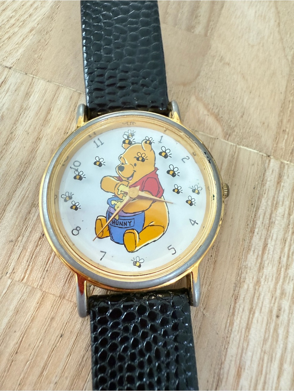 Vintage the Disney Store Winnie the Pooh rotating bees watch NEW BATTERY